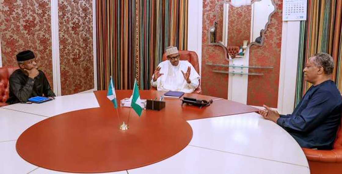 Buhari, Osinbajo, da ministan harkokin waje yayin da suke tsaka da ganawa a fadar Villa kan kin jinin 'yan Najeriya mazauna Afirka ta Kudu Buhari, Osinbajo, da ministan harkokin waje yayin da suke tsaka da ganawa a fadar Villa kan kin jinin 'yan Najeriya mazauna Afirka ta Kudu
