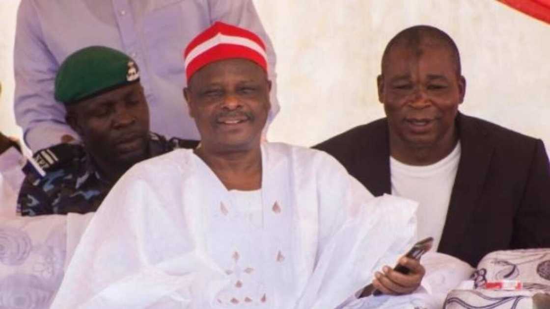 Rabiu Kwankwaso zaune a wajen taro