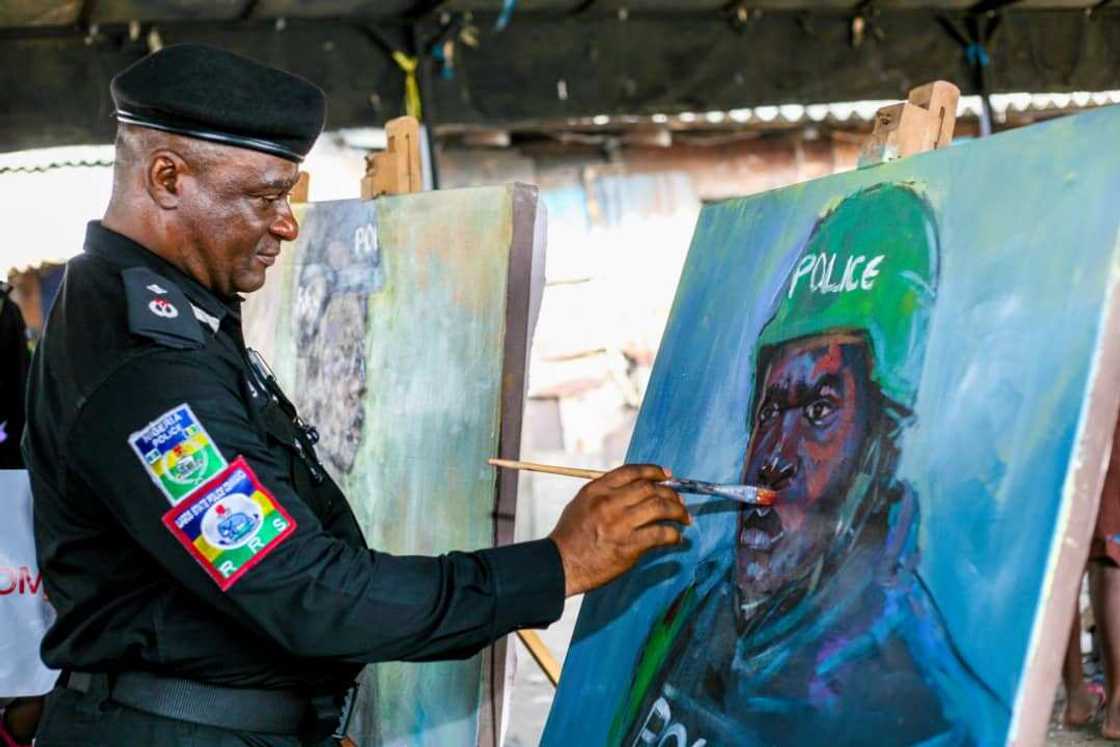 Bincike: Da gaske ne magajin Abba Kyari, Tunji Disu, sabon shugaban IRT ya isa ritaya? Bincike: Da gaske ne magajin Abba Kyari, Tunji Disu, sabon shugaban IRT ya isa ritaya?