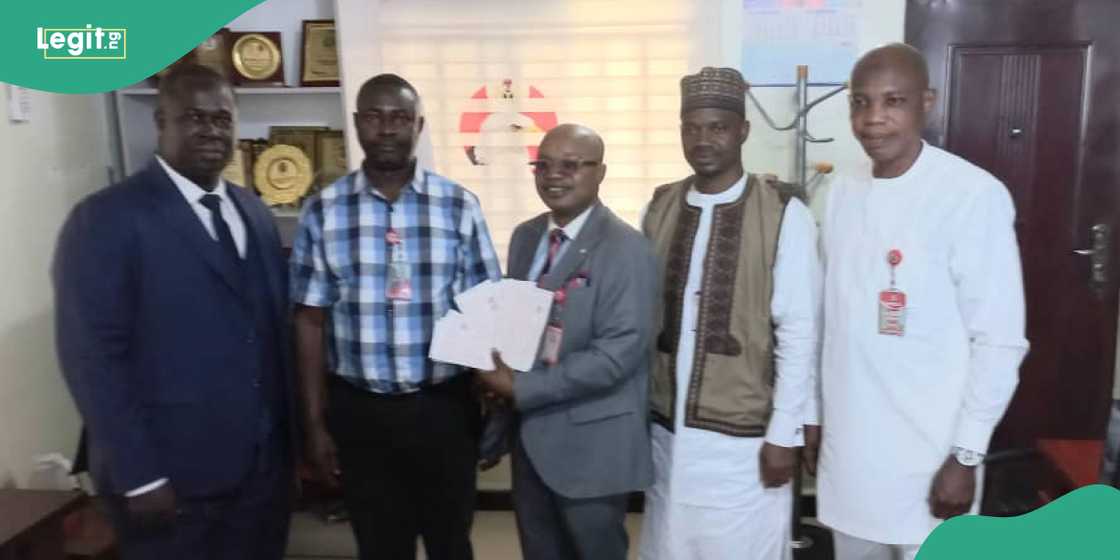 EFCC hands over N100m recovered funds to Federal Ministry of Solid Mineral Development in Akwa Ibom State. EFCC hands over N100m recovered funds to Federal Ministry of Solid Mineral Development in Akwa Ibom State.