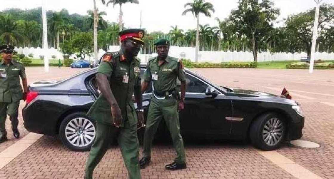 Yada bikin dan Buratai kai tsaye a shafin yanar gizon rundunar gizo ya haifar da cece-kuce Yada bikin dan Buratai kai tsaye a shafin yanar gizon rundunar gizo ya haifar da cece-kuce