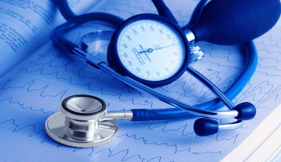 Mutane uku sun haifi da daya a lokaci daya Mutane uku sun haifi da daya a lokaci daya