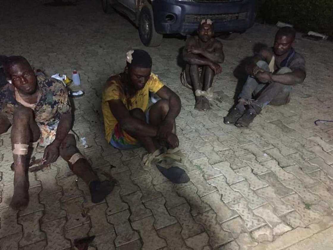 Sojoji sun yi ram da gungun masu garkuwa da mutane, sun ceto mutane 5 (Hotuna) Sojoji sun yi ram da gungun masu garkuwa da mutane, sun ceto mutane 5 (Hotuna)