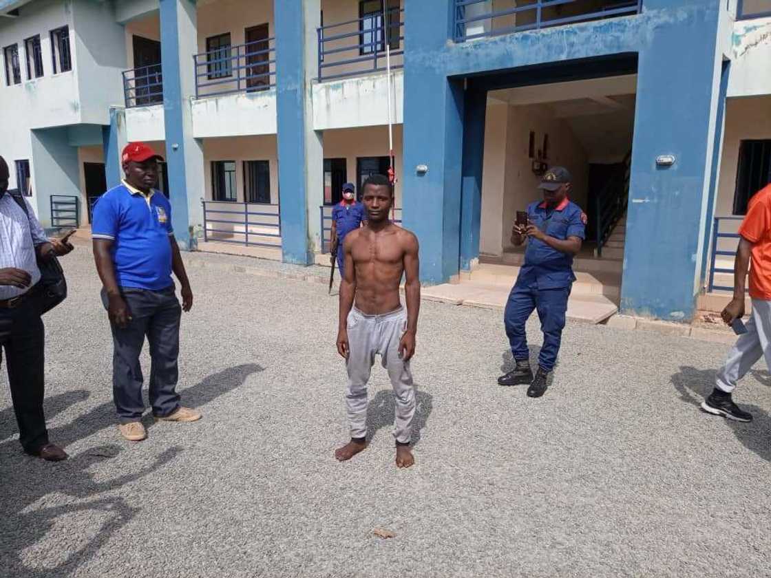 Wanda ake zargi da bata jarirai a Jihar Nasarawa ya shiga hannun Dakarun NSCDC Wanda ake zargi da bata jarirai a Jihar Nasarawa ya shiga hannun Dakarun NSCDC