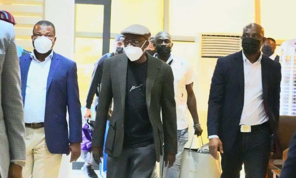 Hotunan Tinubu yayin da ya dawo daga Ingila bayan kwashe kwana 10 ya na shawara Hotunan Tinubu yayin da ya dawo daga Ingila bayan kwashe kwana 10 ya na shawara