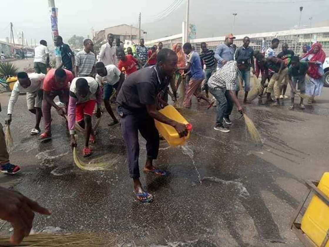 Wankan tsarki: Matasa a Lokoja sun share, sun wanke inda Atiku yayi gangamin neman zaben sa Wankan tsarki: Matasa a Lokoja sun share, sun wanke inda Atiku yayi gangamin neman zaben sa