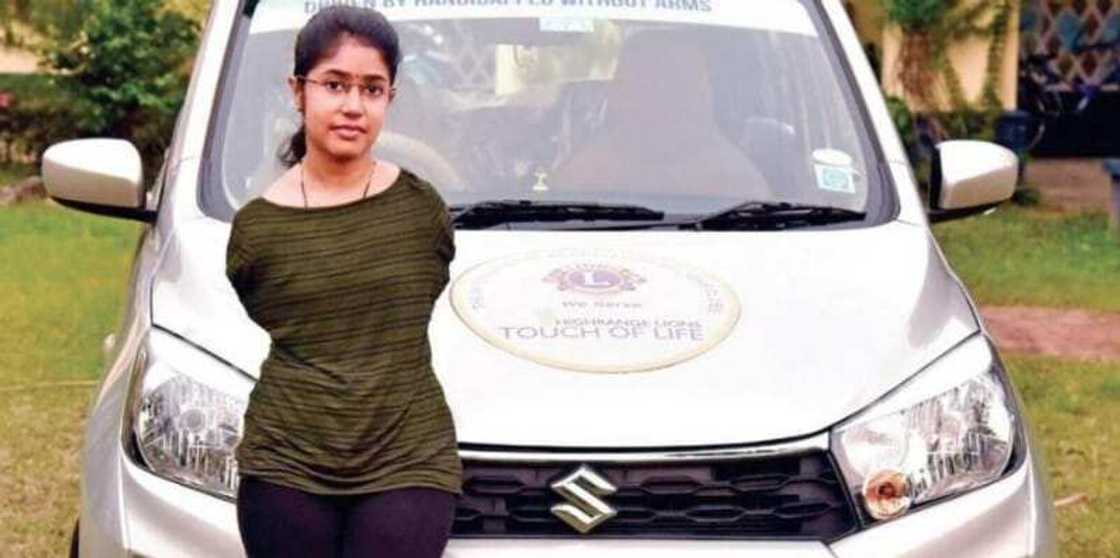 Brave woman born without hands uses her feet to drive like a pro Brave woman born without hands uses her feet to drive like a pro