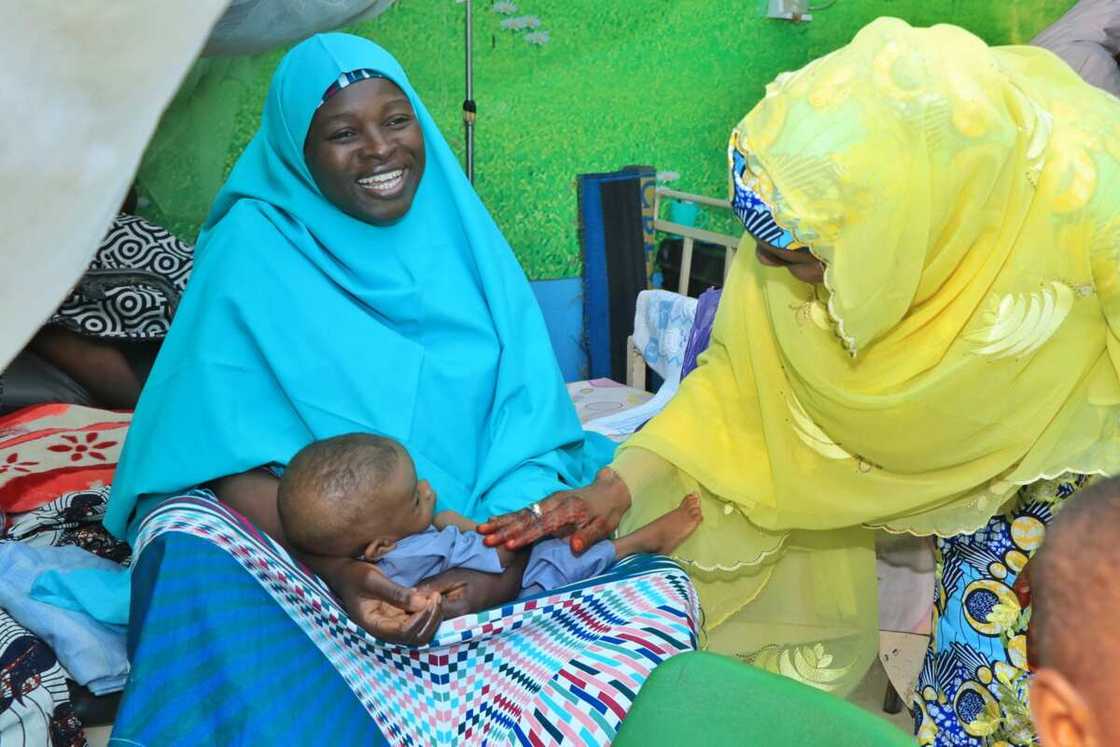 Matar gwamna El-Rufai ta yi rabon abincin Sallah ga marasa lafiya (Hotuna) Matar gwamna El-Rufai ta yi rabon abincin Sallah ga marasa lafiya (Hotuna)