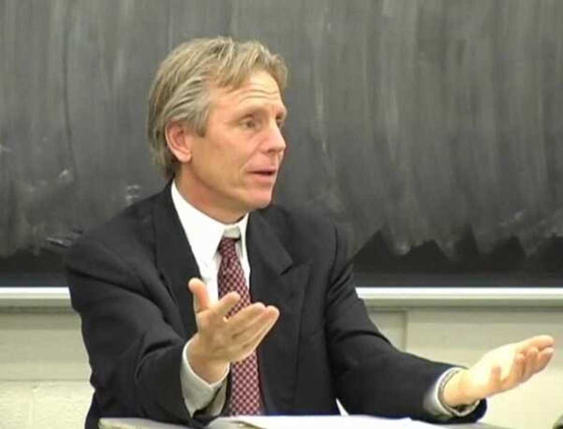 Gaskiya ta bayyana: Yadda wani baturen farfesan lissafi ya musulunta bayan nazarin Al-qur'ani Gaskiya ta bayyana: Yadda wani baturen farfesan lissafi ya musulunta bayan nazarin Al-qur'ani