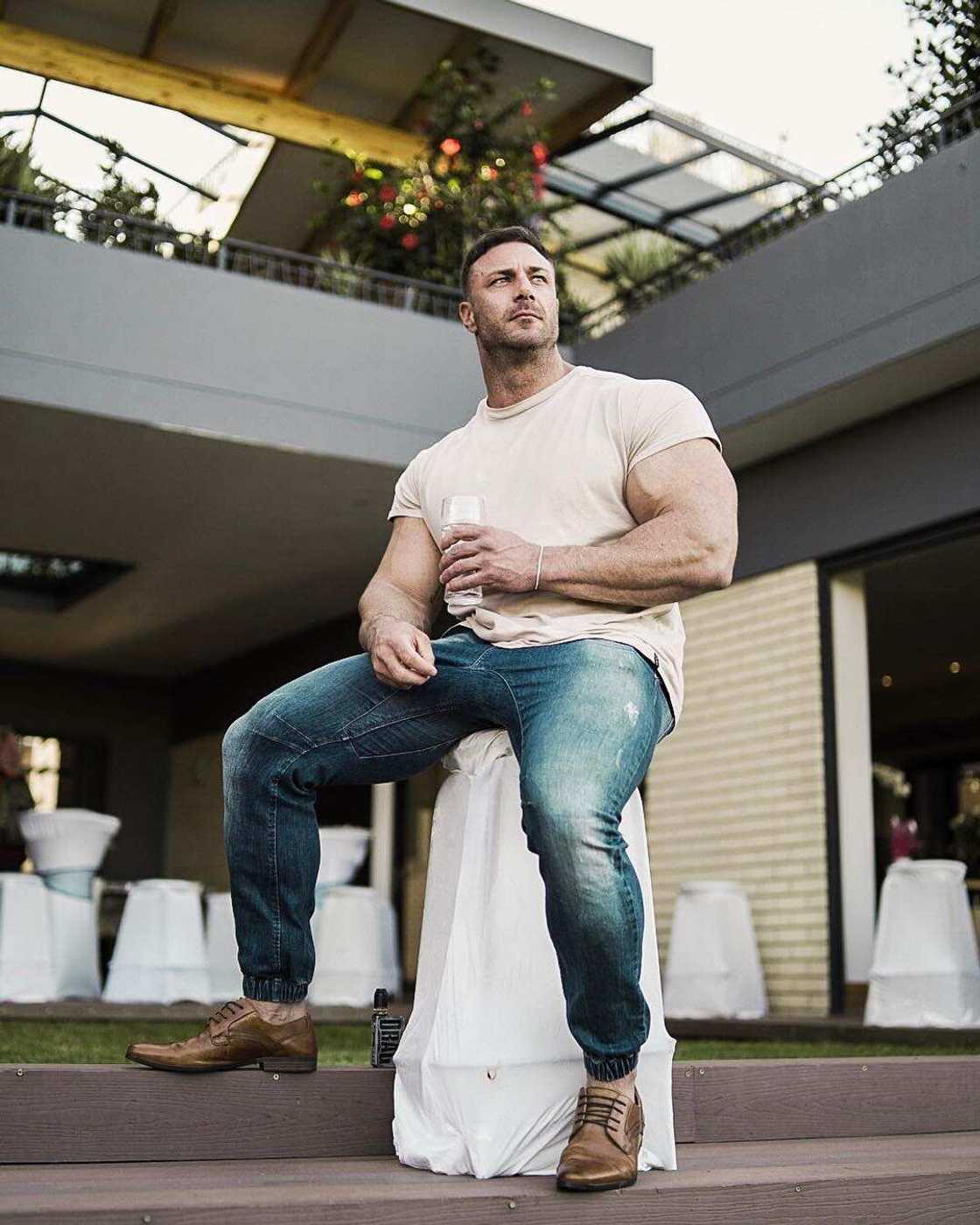 Noel Deyzel is an IFBB bodybulider Noel Deyzel is an IFBB bodybulider