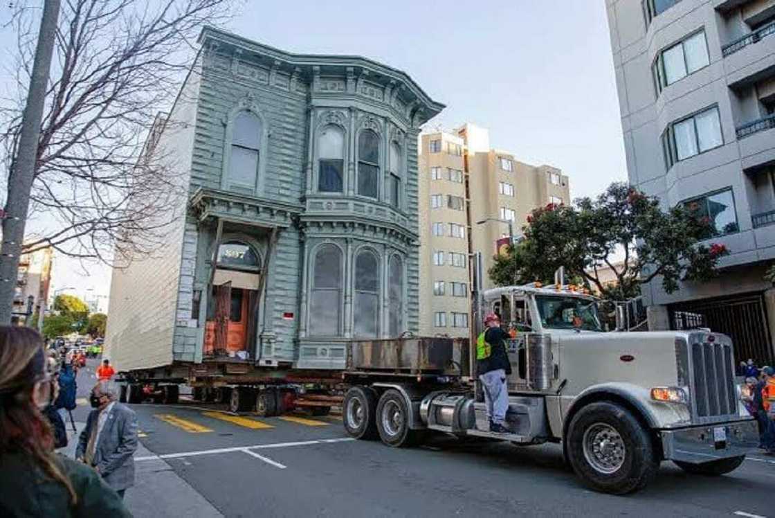 Hotuna da bidiyon yadda aka daga gida kacokan daga wata unguwa zuwa wata a Amurka Hotuna da bidiyon yadda aka daga gida kacokan daga wata unguwa zuwa wata a Amurka