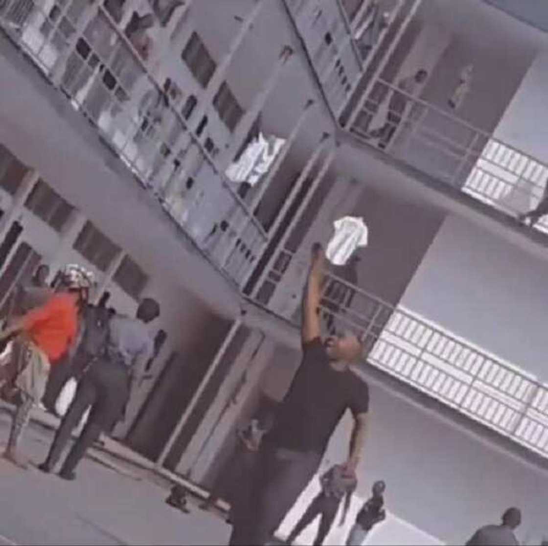 Sojoji a bariki na farin ciki da shewa yayinda suka samun labarin sallaman Buratai da sauran hafsoshin tsaro Sojoji a bariki na farin ciki da shewa yayinda suka samun labarin sallaman Buratai da sauran hafsoshin tsaro