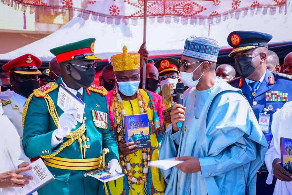 An yi bikin karrama Buratai bisa namijin kokarin da ya yiwa Najeriya (Hotuna) An yi bikin karrama Buratai bisa namijin kokarin da ya yiwa Najeriya (Hotuna)