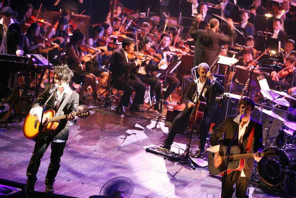 Le groupe Indochine en performance. Le groupe Indochine en performance.