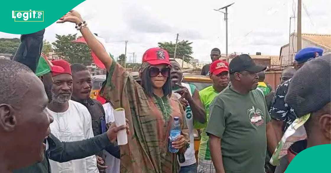 Yan takarar PDP tare da magoya bayanta a Kaduna. Yan takarar PDP tare da magoya bayanta a Kaduna.