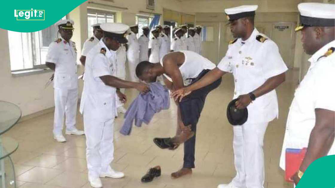 Kotun soja ta kori wani sojan ruwan Najeriya mai mukamin Laftanal saboda kama shi da laifin lalata da matar abokin aikinsa. Kotun soja ta kori wani sojan ruwan Najeriya mai mukamin Laftanal saboda kama shi da laifin lalata da matar abokin aikinsa.