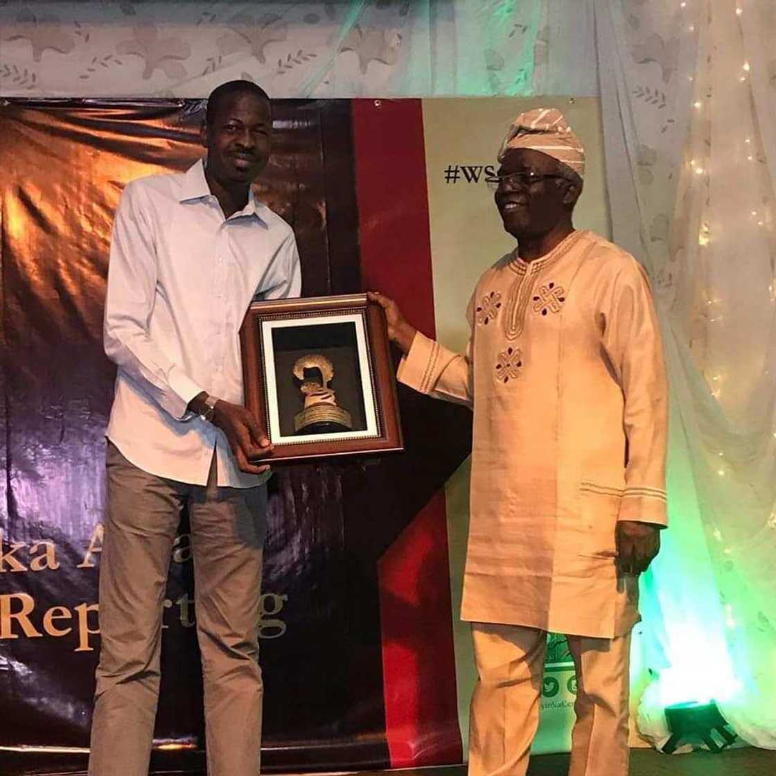 Abdulaziz Abdulaziz ya lashe lambar yabo na cibiyar Wole Soyinka na 2018 Abdulaziz Abdulaziz ya lashe lambar yabo na cibiyar Wole Soyinka na 2018