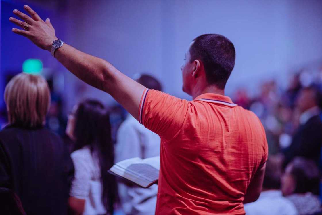 difference between worship and praise difference between worship and praise