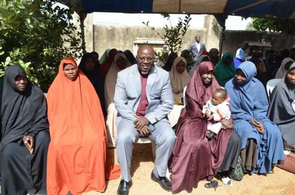 Kirsimeti: Musulumi sun ci sun sha a gidan Fasto a Kaduna, hotuna Kirsimeti: Musulumi sun ci sun sha a gidan Fasto a Kaduna, hotuna