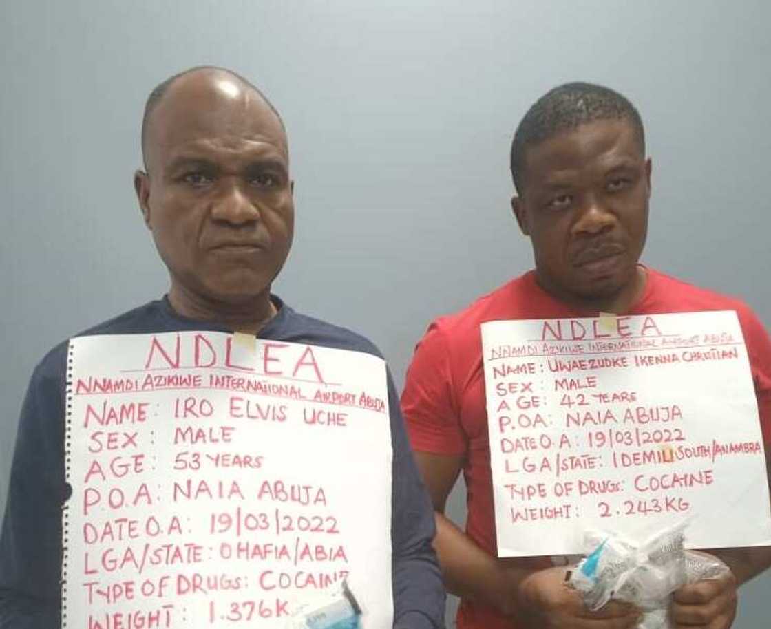 An cafke dillalan miyagun kwayoyi 2 a Abuja, sun yi kashin sunki 165 na hodar Iblis An cafke dillalan miyagun kwayoyi 2 a Abuja, sun yi kashin sunki 165 na hodar Iblis