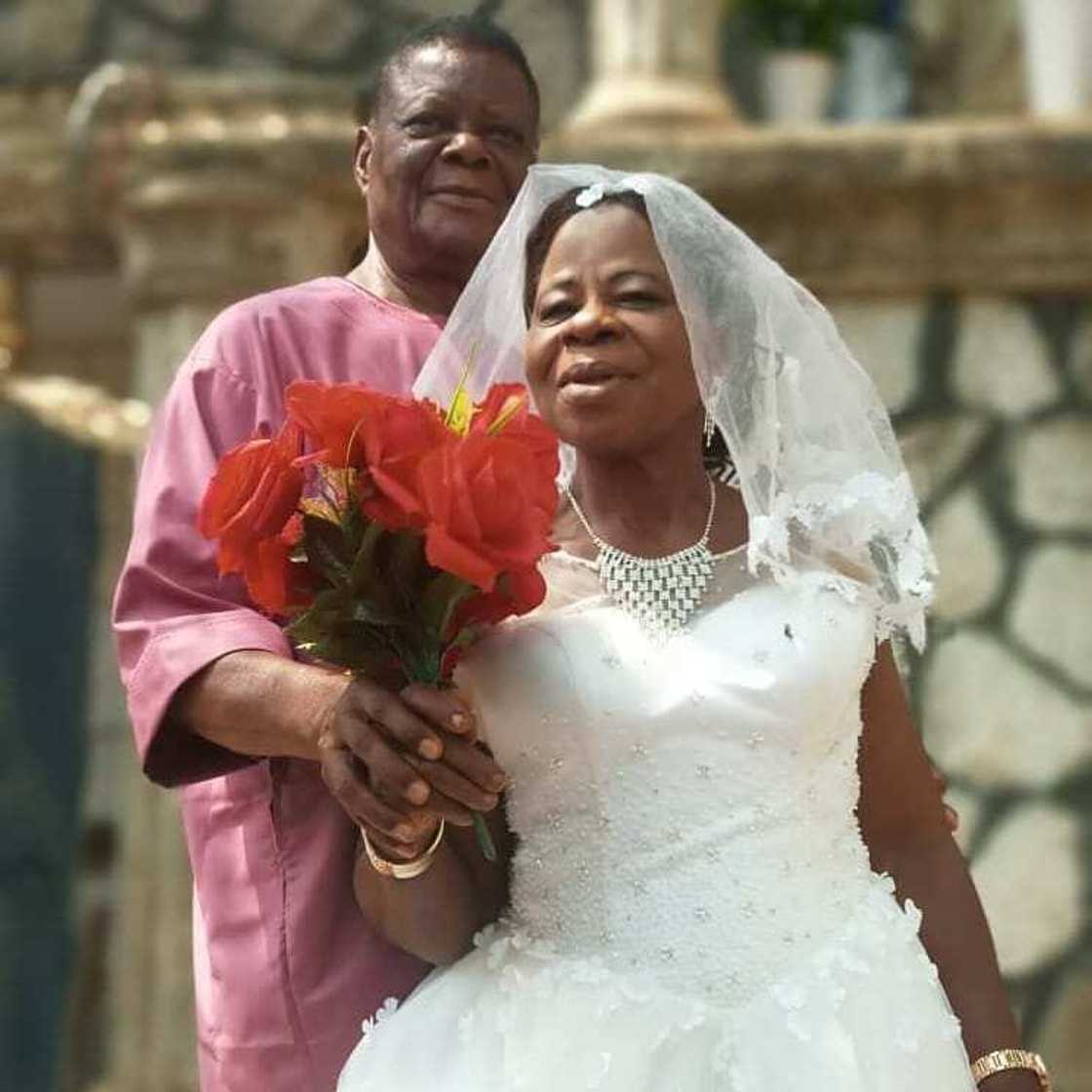 Tsohuwa yar shekara 60 ta yi aurenta na farko tare da burin ranta (hotuna) Tsohuwa yar shekara 60 ta yi aurenta na farko tare da burin ranta (hotuna)