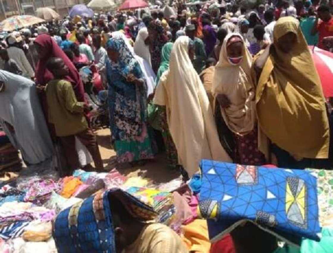 Korona: 'Yan kasuwan Kano sun koma sayar da kayayyaki a unguwanni saboda dokar kulle Korona: 'Yan kasuwan Kano sun koma sayar da kayayyaki a unguwanni saboda dokar kulle