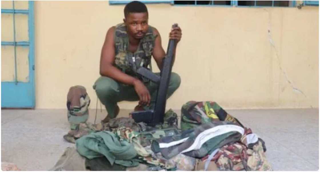 An damke sojan bogi yayin da ya tafi karbo abokinsa a hannun 'yan sanda da bindigar katako An damke sojan bogi yayin da ya tafi karbo abokinsa a hannun 'yan sanda da bindigar katako