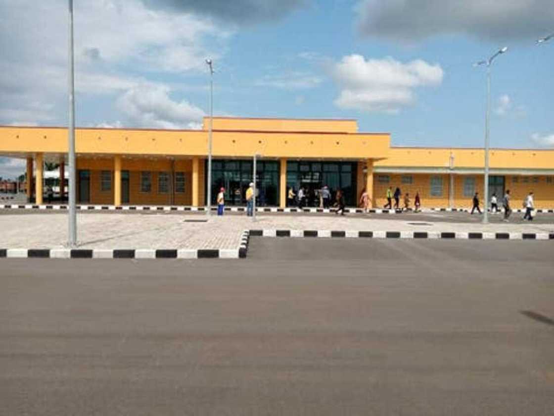 Buhari ya amince ta sanya wa filin jirgin kasa sunan Goodluck Jonathan Buhari ya amince ta sanya wa filin jirgin kasa sunan Goodluck Jonathan