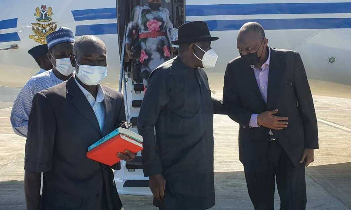 APC Chieftain from Bayelsa Debunks Ex-President Jonathan's Alleged Defection APC Chieftain from Bayelsa Debunks Ex-President Jonathan's Alleged Defection