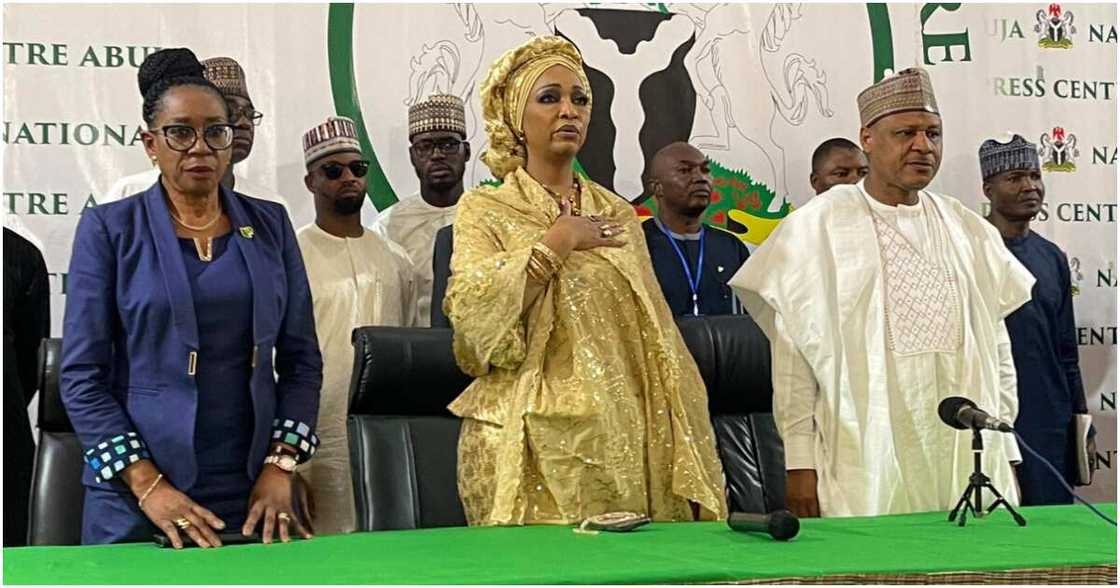 Wasu daga cikin sabbin ministoci yayin rantsarwa Wasu daga cikin sabbin ministoci yayin rantsarwa