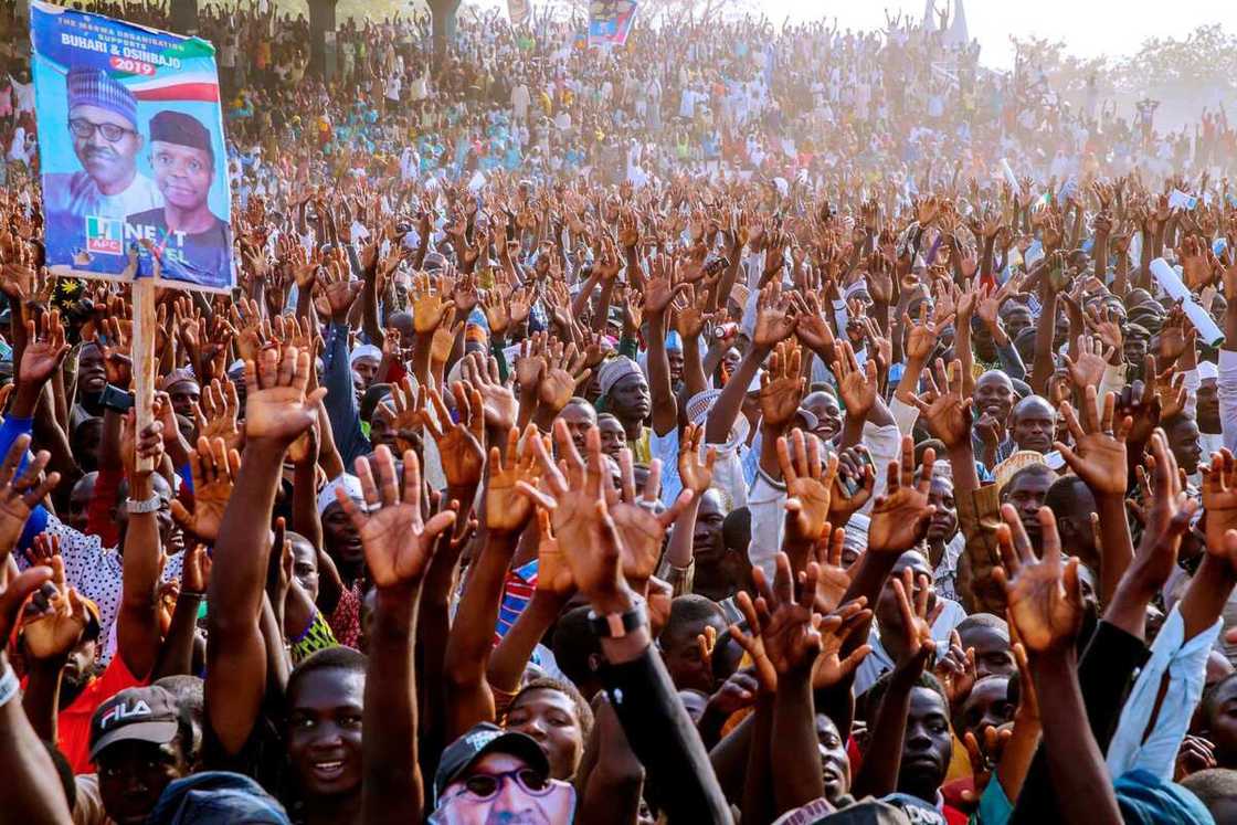 Hotuna da bidiyo: Yadda mutan jihar Taraba da Adamawa suka tarbi shugaba Buhari Hotuna da bidiyo: Yadda mutan jihar Taraba da Adamawa suka tarbi shugaba Buhari