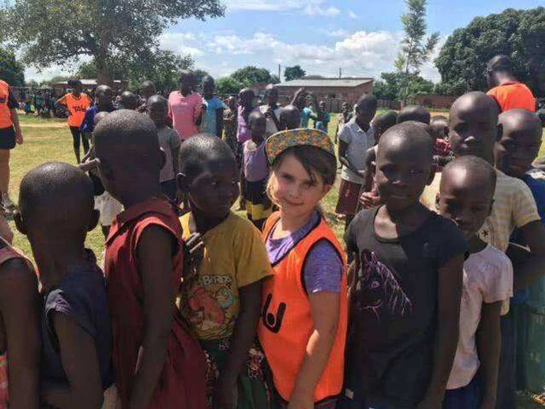 Baturiya ta kai 'ya'yanta kasar Uganda don su ga ainahin abinda ake kira da talauci Baturiya ta kai 'ya'yanta kasar Uganda don su ga ainahin abinda ake kira da talauci