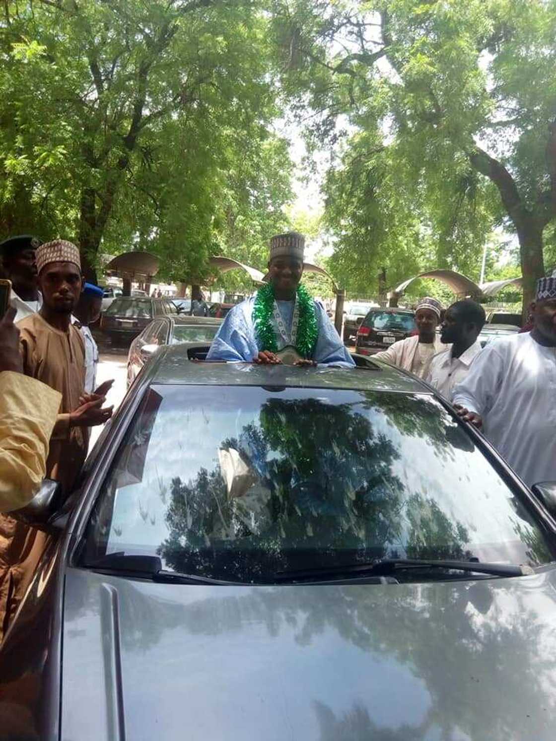 Idris Muhammad, gwarzon shekara a musabakar bana ta Saudiya ya samu tarbo na musamman lokacin da ya iso Najeriya (Hotuna) Idris Muhammad, gwarzon shekara a musabakar bana ta Saudiya ya samu tarbo na musamman lokacin da ya iso Najeriya (Hotuna)