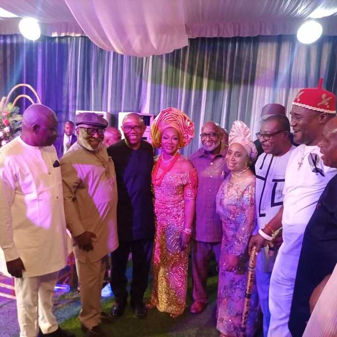 Hotuna: Tsohon gwamna kuma dan takarar shugaban kasa ya aurar da diya Hotuna: Tsohon gwamna kuma dan takarar shugaban kasa ya aurar da diya