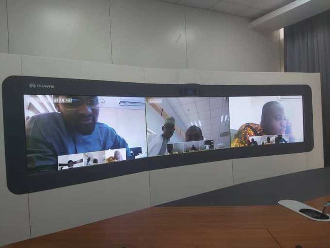 Coronavirus: Sabon salon aiki da ministan sadarwa, Sheikh Pantami, ya bullo da shi a ofishinsa (Hotuna) Coronavirus: Sabon salon aiki da ministan sadarwa, Sheikh Pantami, ya bullo da shi a ofishinsa (Hotuna)