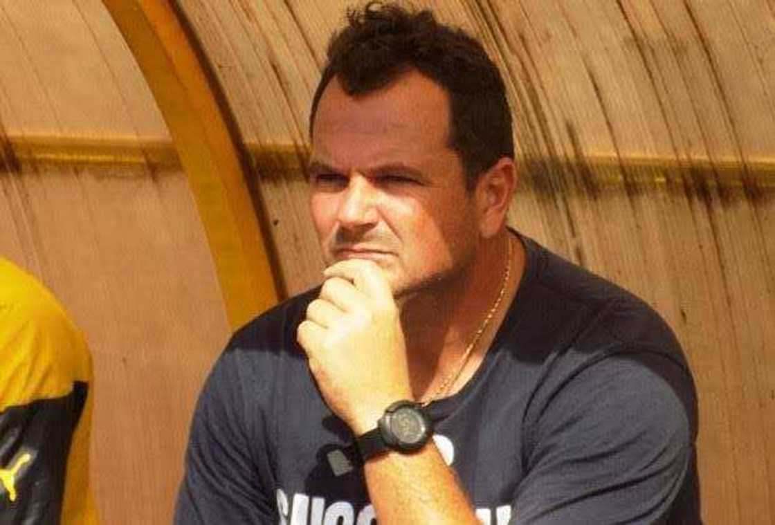 Wata biyar basu biyani albashi ba, Baturen Kocin Kano Pillars ya yi murabus Wata biyar basu biyani albashi ba, Baturen Kocin Kano Pillars ya yi murabus