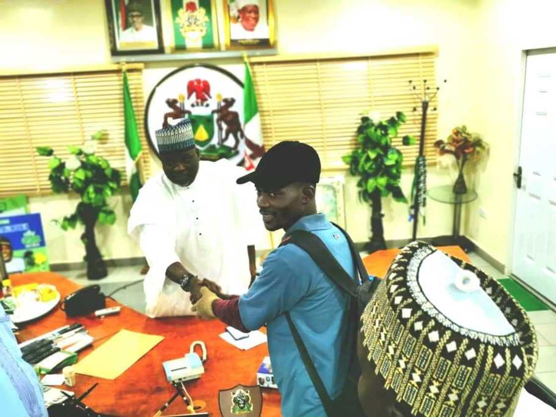 Matashin da ya tafi Kano daga Katsina a kasa saboda Ganduje ya samu kyakkyawar tarba Matashin da ya tafi Kano daga Katsina a kasa saboda Ganduje ya samu kyakkyawar tarba