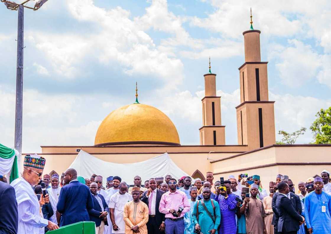 Shettima ya kaddamar da masallacin majalisa Shettima ya kaddamar da masallacin majalisa