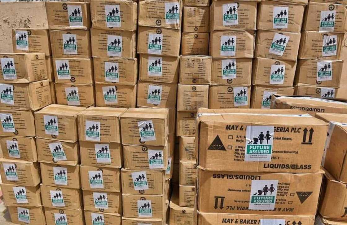 Tallafin annobar covid-19: Aisha Buhari ta aika tireloli 16 makare da magunguna da kayan abinci (Hotuna) Tallafin annobar covid-19: Aisha Buhari ta aika tireloli 16 makare da magunguna da kayan abinci (Hotuna)