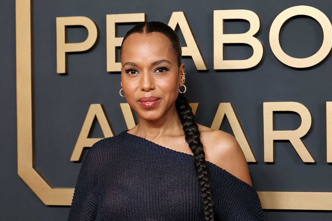 Kerry Washington pose in black at the 85th Annual Peabody Awards