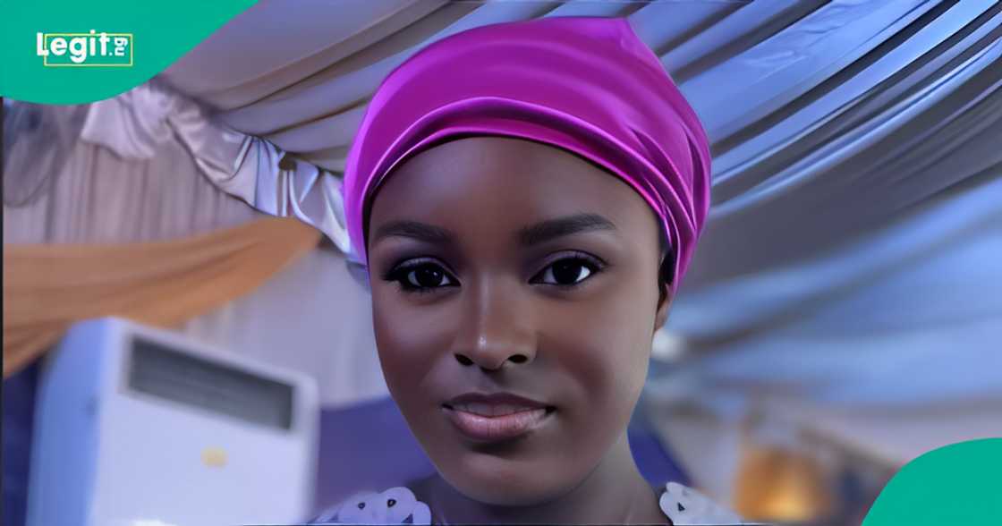 Band D customer with solar electricity flaunts rechargeable fans due to sweat Band D customer with solar electricity flaunts rechargeable fans due to sweat