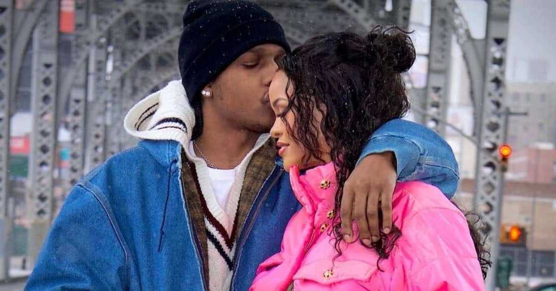 6 Photos of Singer’s Authentic Street Pregnancy Announcement 6 Photos of Singer’s Authentic Street Pregnancy Announcement