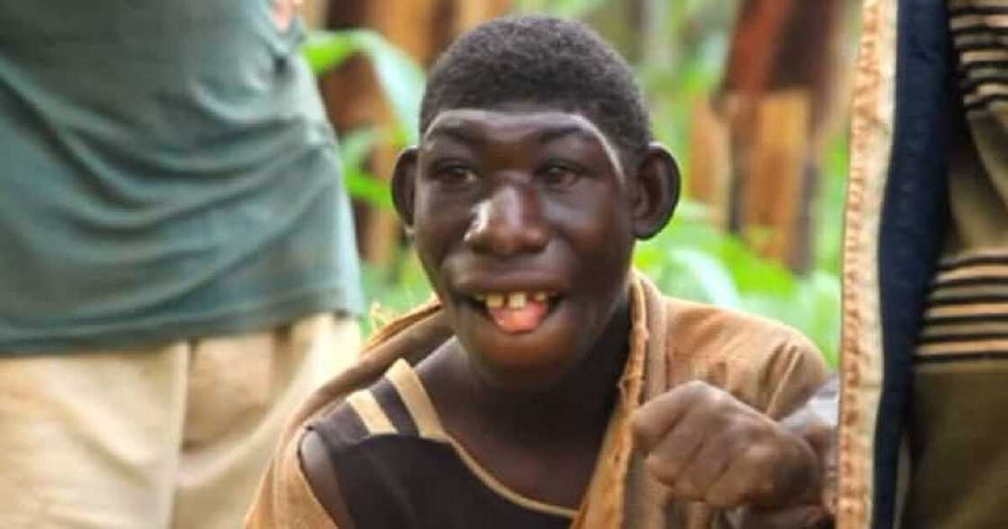 Bayan rayuwa cikin daji yana cin ciyawa, yanzu wankan sutturu na alfarma ya ke yi, ana girmama shi a gari Bayan rayuwa cikin daji yana cin ciyawa, yanzu wankan sutturu na alfarma ya ke yi, ana girmama shi a gari