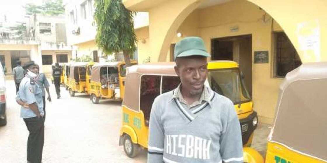 Kano: Hotunan jami'an Hisbah suna yi wa matasa aski a tituna Kano: Hotunan jami'an Hisbah suna yi wa matasa aski a tituna