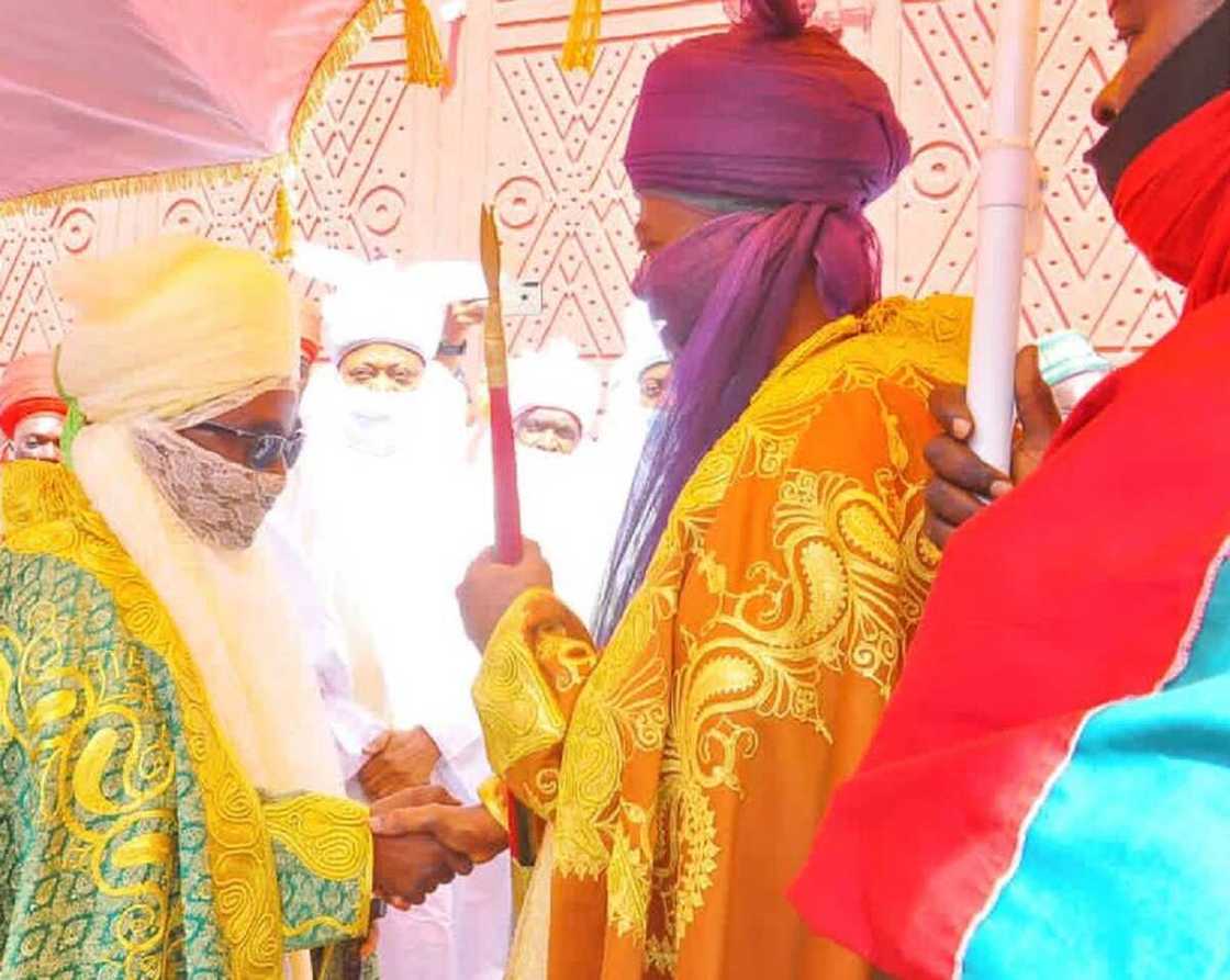 Bidiyo da hotunan sabon sarkin Zazzau ya kai wa sarkin Kano, Aminu Bayero, ziyara Bidiyo da hotunan sabon sarkin Zazzau ya kai wa sarkin Kano, Aminu Bayero, ziyara