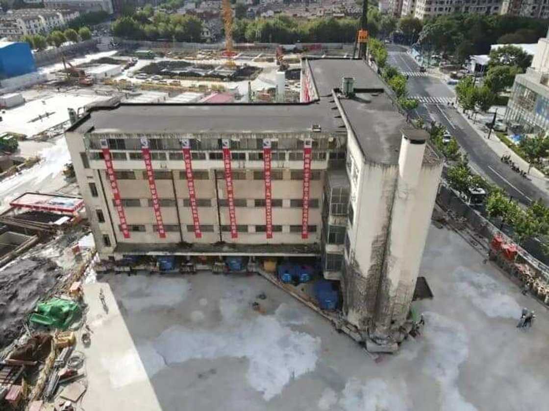 Walking building: 5-storey building moved to new location in China Walking building: 5-storey building moved to new location in China