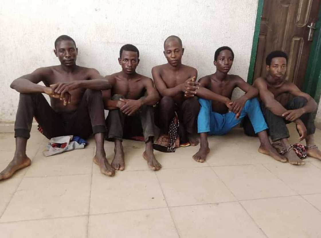 Hotunan Mutane 5 Masu Garkuwa Da Mutane Da Ƙwararrun Mafarauta Suka Kama a Kogi Hotunan Mutane 5 Masu Garkuwa Da Mutane Da Ƙwararrun Mafarauta Suka Kama a Kogi