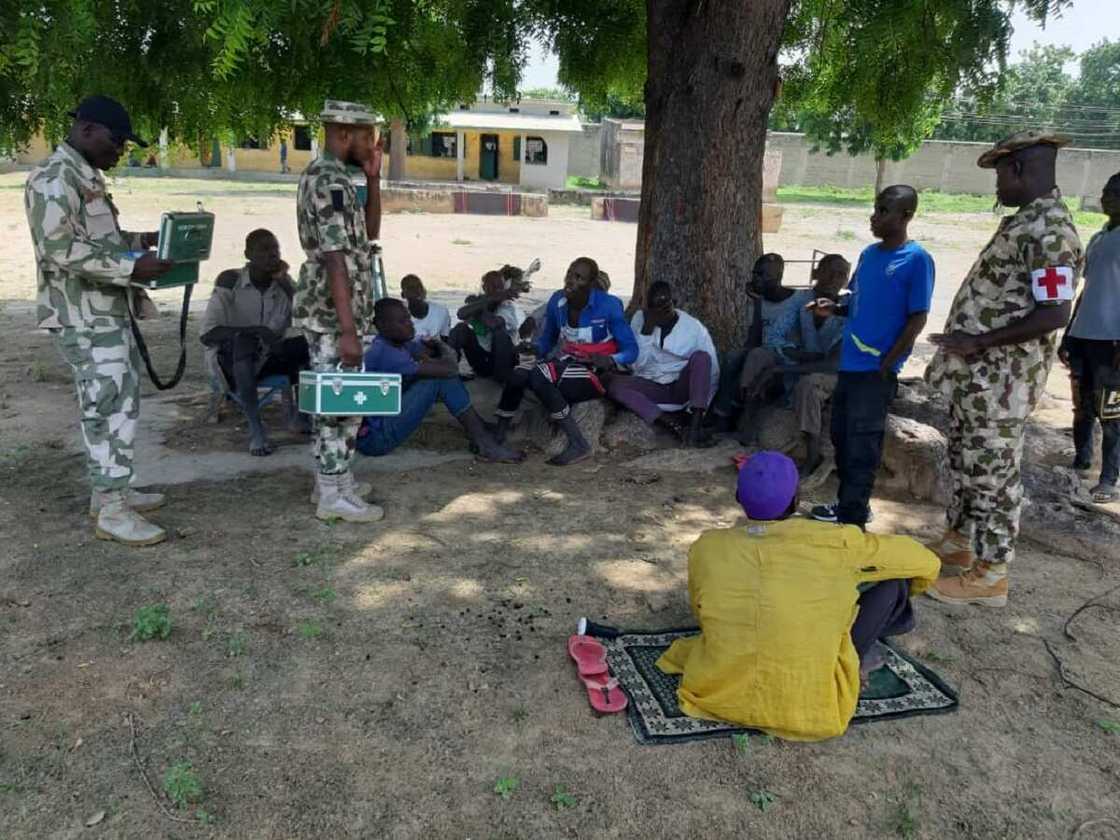 'Yan Boko Haram tare da iyalansu sun mika wuya ga dakarun soji a Banki 'Yan Boko Haram tare da iyalansu sun mika wuya ga dakarun soji a Banki