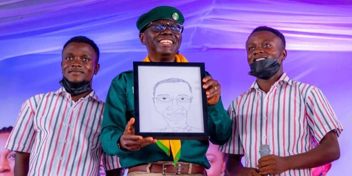 Governor Babajide Sanwo-Olu received the funny drawing of him Governor Babajide Sanwo-Olu received the funny drawing of him