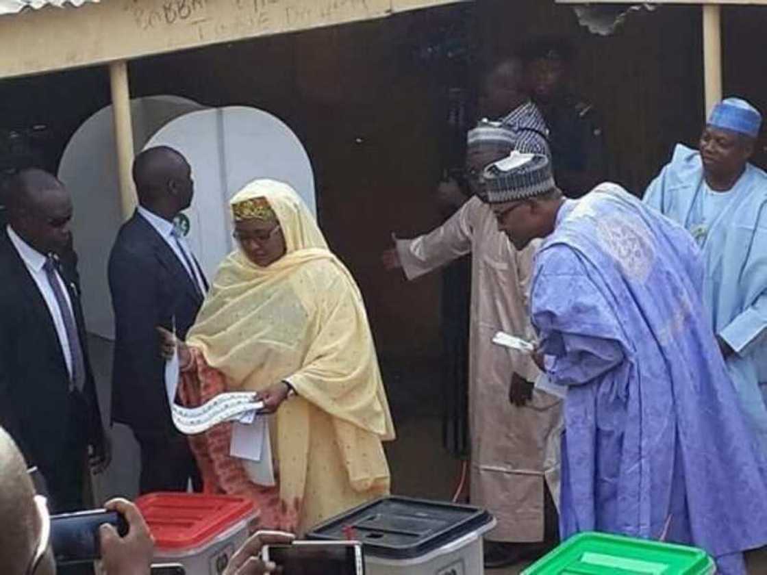 Buhari da matar shi a filin zabe Buhari da matar shi a filin zabe